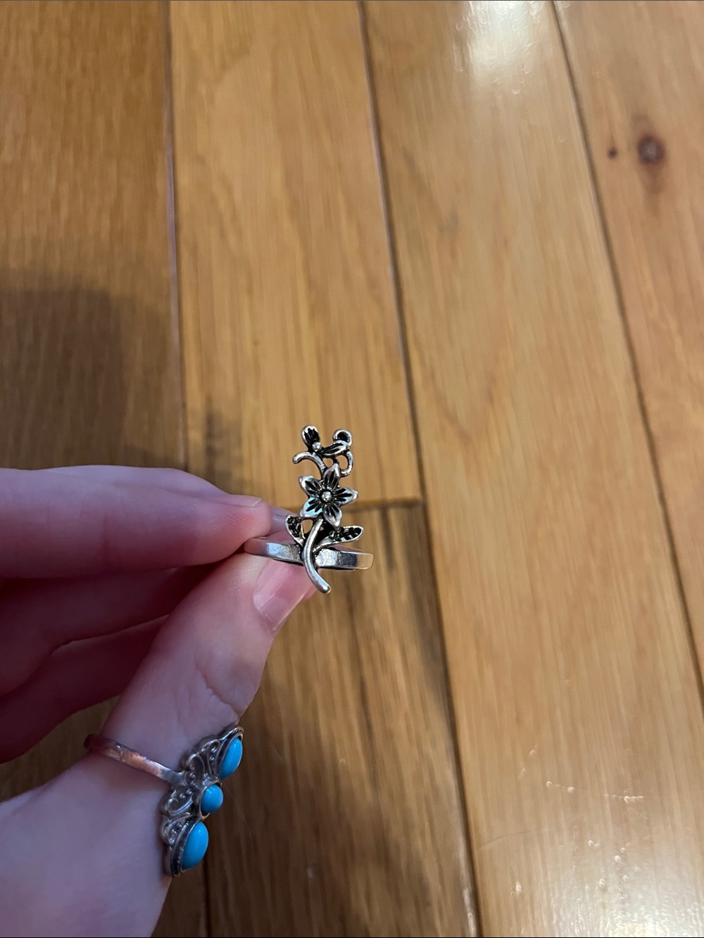 NWOT Silver tone flower ring